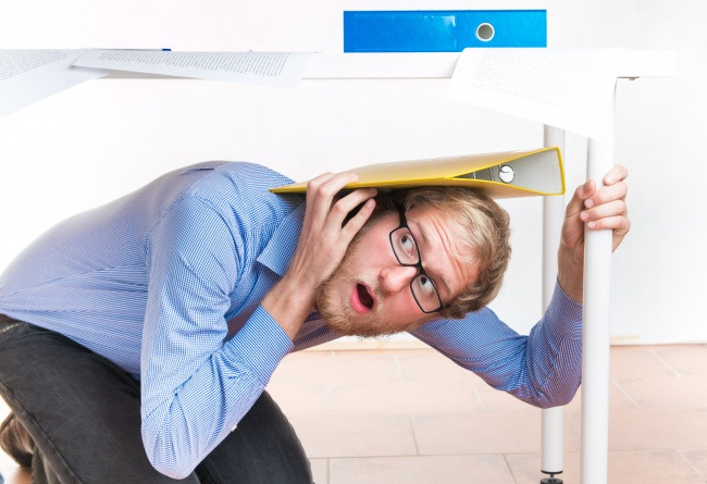 Tìm đồ vật để tự che chắn