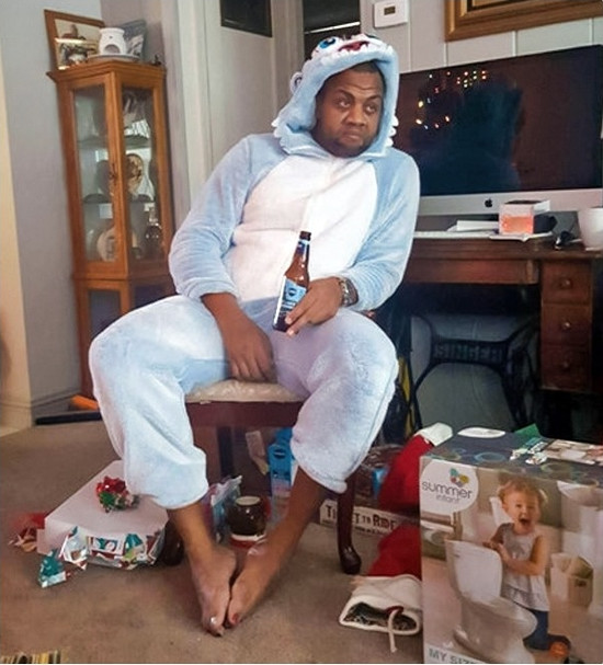 Anh trai tôi trông giống như trở về từ sao hỏa vậy. Thực tế, anh ấy là cha của 2 cô con gái đã tổ chức bữa tiệc vào hôm trước