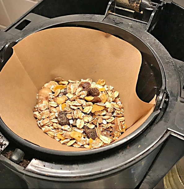 Khi não bạn bay tận trời xanh thì việc đổ ngũ cốc vào máy xay hạt cà phê cũng là chuyện không mấy khó hiểu!