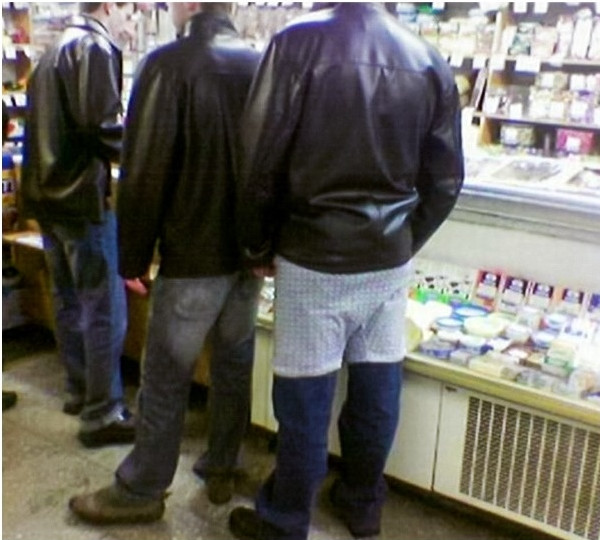 Mặc quần tất ở trong, mặc quần đùi ở ngoài là chuyện bình thường nhưng thế này hơi quá!