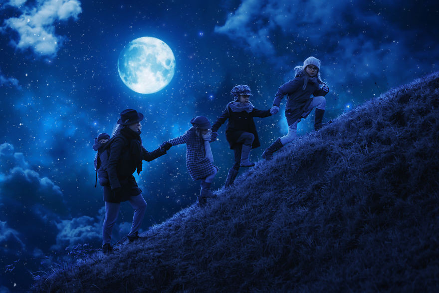 Leo núi vào ban đêm.