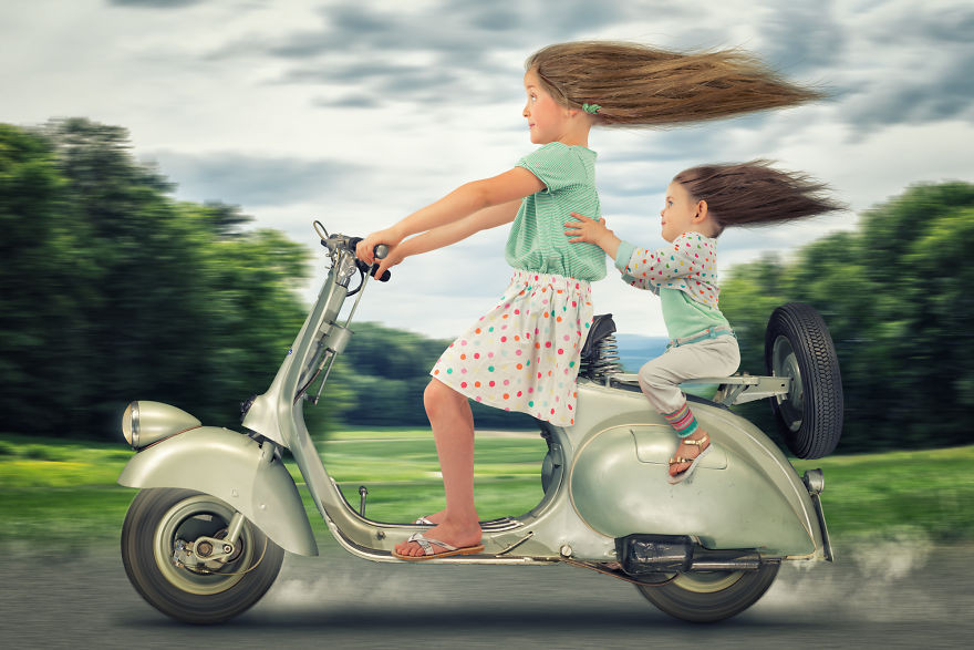 Hai bé gái trên chiếc Vespa 1947.