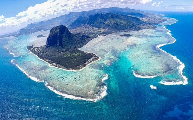 Thác nước bên dưới giống như lối đi dẫn bạn vào một thế giới khác vậy!