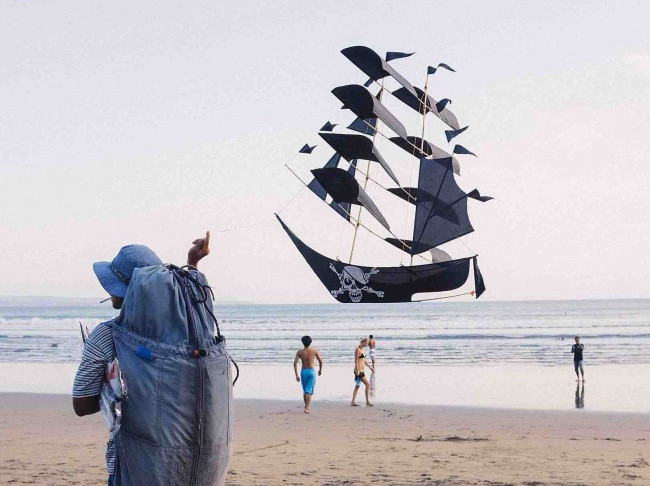 Con diều khổng lồ đã khiến không ít người ngỡ như mình đang lạc trong phim "Cướp biển vùng Caribbe".