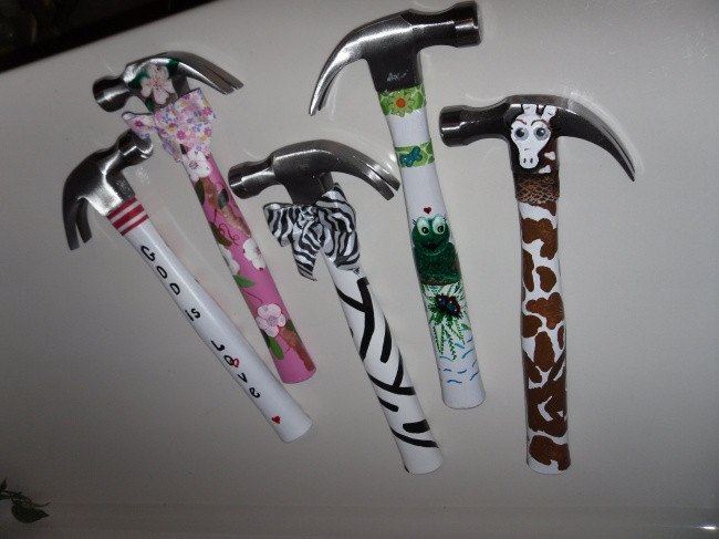 Mỗi người một sở thích và cô ấy thích trang trí búa cho bố mình!