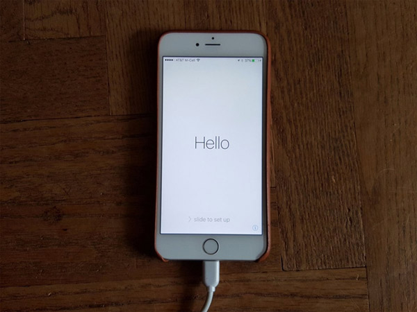 Chờ iPhone đang khởi động lại.