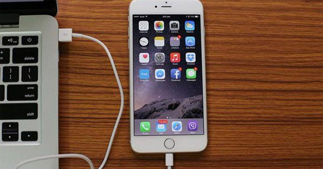 Kết nối iPhone với máy tính bằng sợi cáp Lightning.