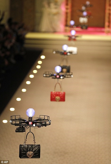 Show thời trang không người mẫu với sự hỗ trợ của thiết bị công nghệ 3