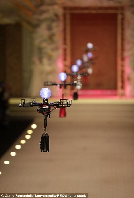 Show thời trang không người mẫu với sự hỗ trợ của thiết bị công nghệ 5