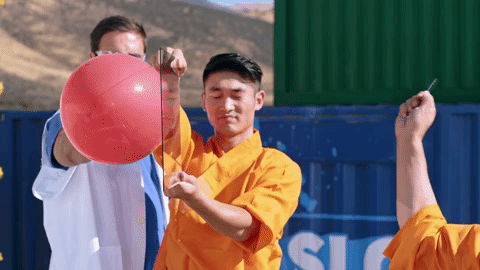 Kim chỉ đâm thủng kính chứ không xuyên qua