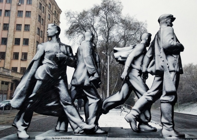 Lớp tuyết phủ trên đã biến những bức tượng này thành bức tranh đen trắng đầy nghệ thuật.