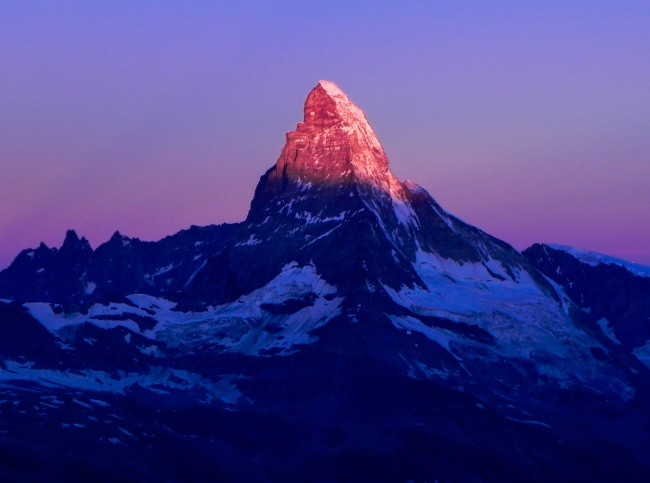 Ngọn núi băng giá như đang tỏa nắng.