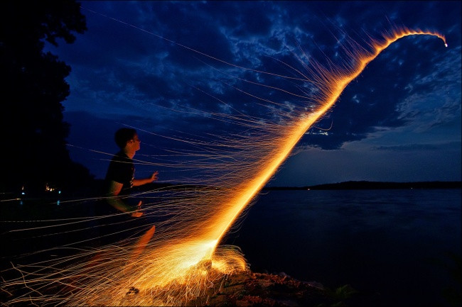 Kỹ thuật chụp phơi sáng đã biến pháo hoa trở thành tên lửa trong tích tắc.