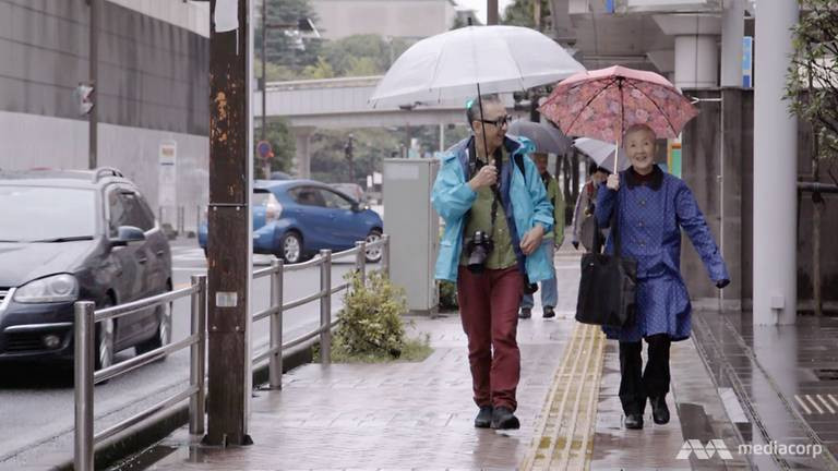 Nhiếp ảnh Hitoshi Iwakiri và bà Wakamiya.