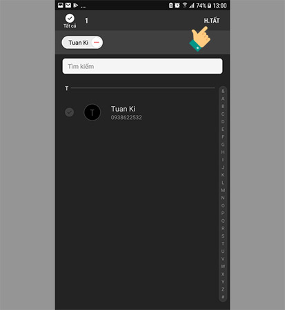 Lựa chọn danh bạ mà bạn muốn lưu sang bộ nhớ máy.