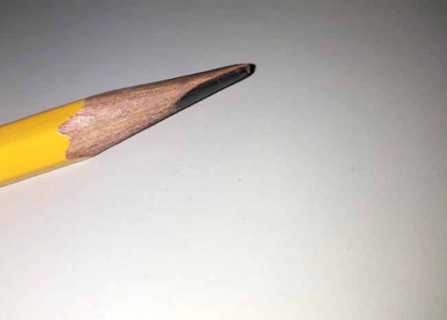 Bút chì của bạn bị mài nghiêng một bên.