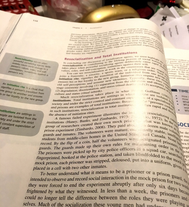 Đọc sách ở góc này thật khó chịu!