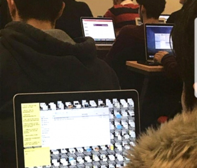 Nhìn màn hình máy tính mà hoa cả mắt!