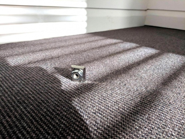 "Thanh đệm cửa ngu ngốc trong phòng khách sạn khiến tôi dẫm phải 4 lần hôm nay."