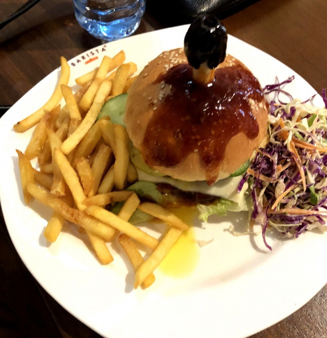 Chắc bánh Hamburger phải cho sốt ở ngoài mới ngon.