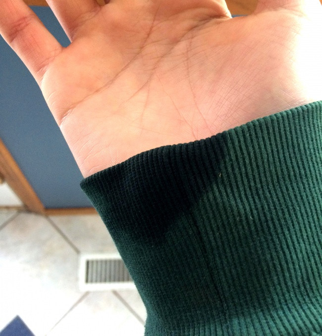 Rửa tay xong thì giặt luôn áo là vừa.