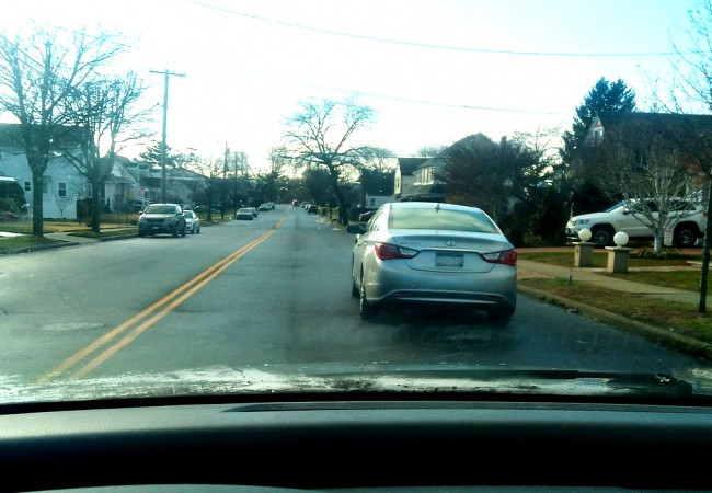 Đường này chắc làm ra để cho anh ta đỗ xe.