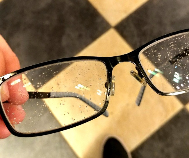 Đeo kính khi đi trời mưa!