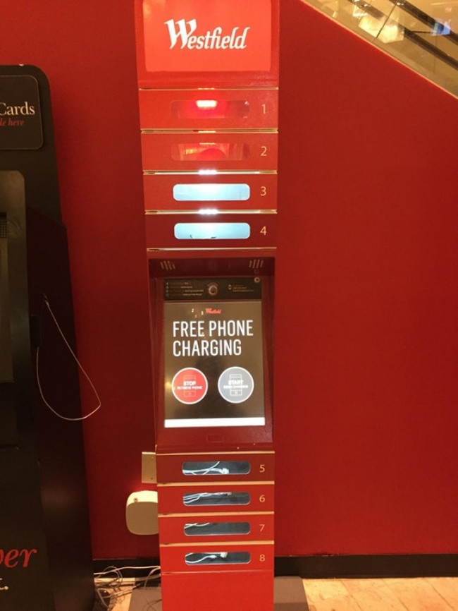 Bạn có thể sạc điện thoại di động tại trạm thu phí ở trung tâm mua sắm.