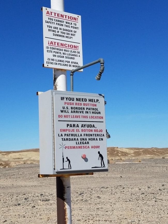 Nếu gặp nguy hiểm hay kiệt sức trên sa mạc, hãy bấm vào nút cầu cứu này, trong vòng 1 tiếng sẽ có đội cứu hộ đến hỗ trợ bạn.