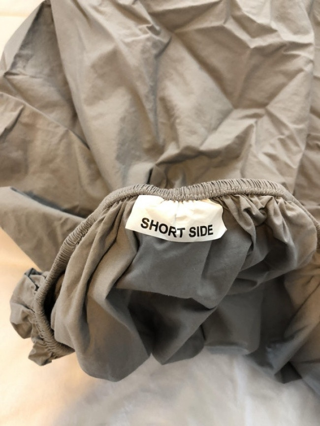 Ga trải giường này sẽ cho bạn biết chiều nào ngắn hơn.