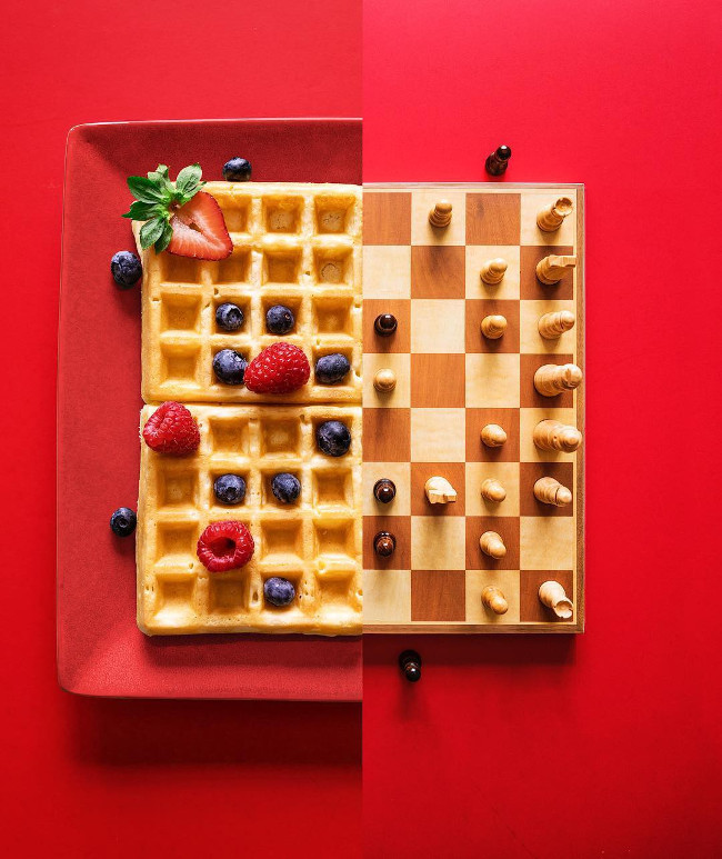 Bàn cờ với một nửa là những miếng bánh chia ô trông vô cùng hài hòa.