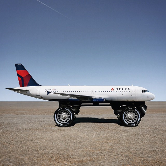 Sau khi được nâng cấp hai bánh xe, chiếc máy bay trông ngầu hẳn.