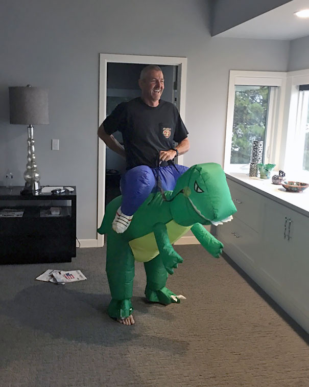 Nhìn gương mặt hớn hở như bắt được vàng kia có chút xíu liên quan nào với hành động đang làm không ta?