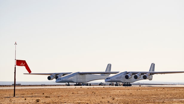 Stratolaunch trên đường băng thử nghiệm