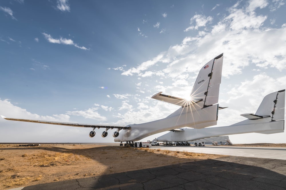 Stratolaunch nhìn từ bên ngoài