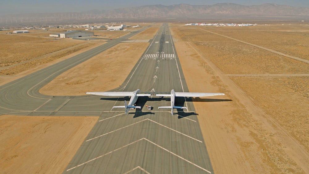 Stratolaunch - máy bay thân kép khổng lồ 4