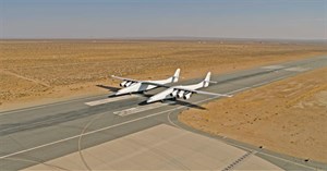 Stratolaunch, máy bay đôi lớn nhất thế giới vừa hoàn thành bài kiểm tra tốc độ trên đường băng