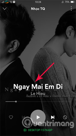 Mở thử một bài nhạc trên điện thoại.