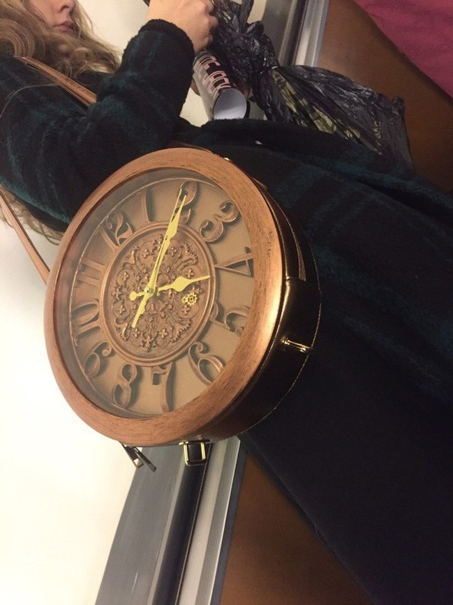 Bạn có thể gặp nhiều kiểu người trên tàu điện ngầm.