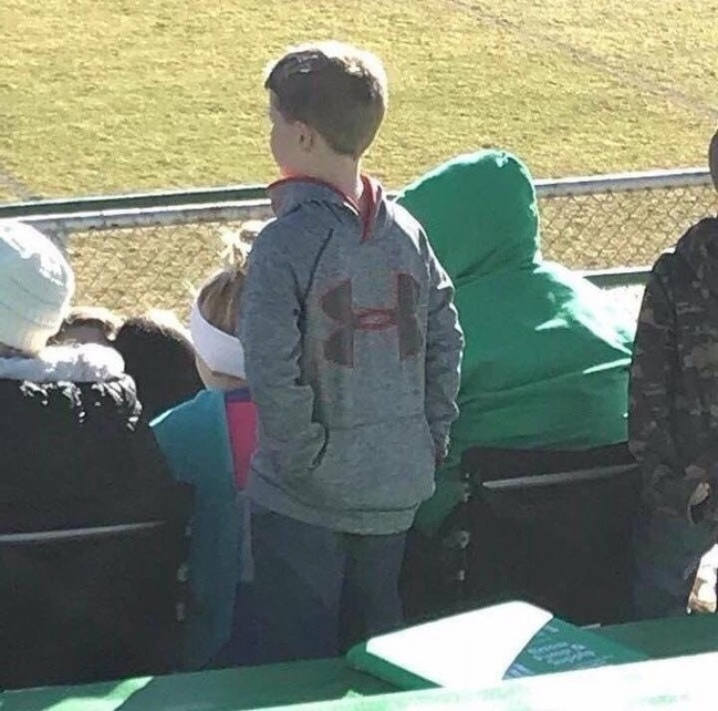 Cậu bé này có thể quay đầu 180 độ đó.