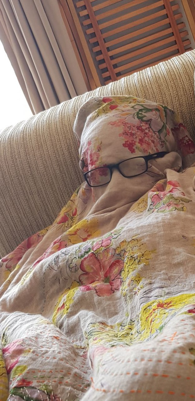 Đây là cách anh trai tôi ngủ thiếp đi.