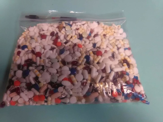 "Gói thuốc của chú tôi. Tôi vẫn không hiểu làm thế nào ông có thể phân biệt những viên thuốc này. "