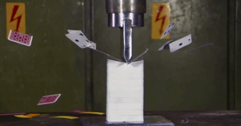 Xem máy nén thuỷ lực cắt phăng 10 bộ bài Tây cực kỳ sướng mắt