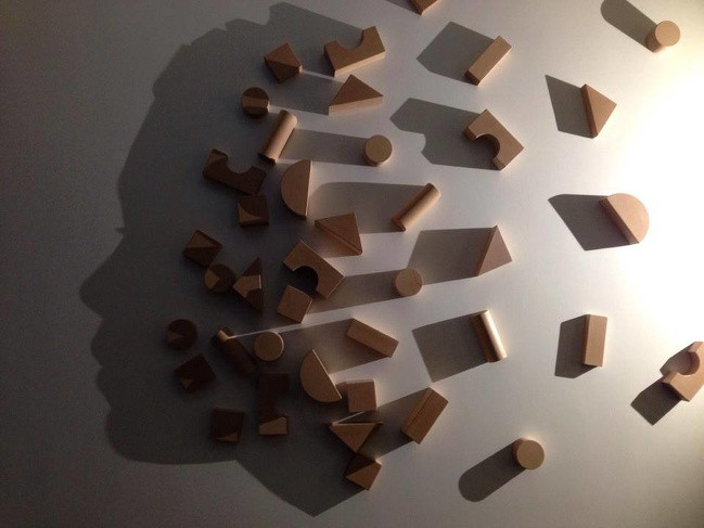 Từng phần được sắp xếp rõ ràng tạo thành khuôn mặt cô gái