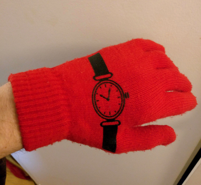 Có lẽ người thiết kế ra nó thường đeo đồng hồ trên cổ tay.