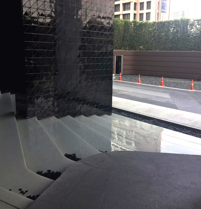 Đây không phải là cầu thang. Đó là thác nước trang trí.