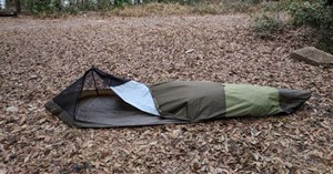 Ba lô du lịch hóa thành lều ngủ bivy trong 30 giây