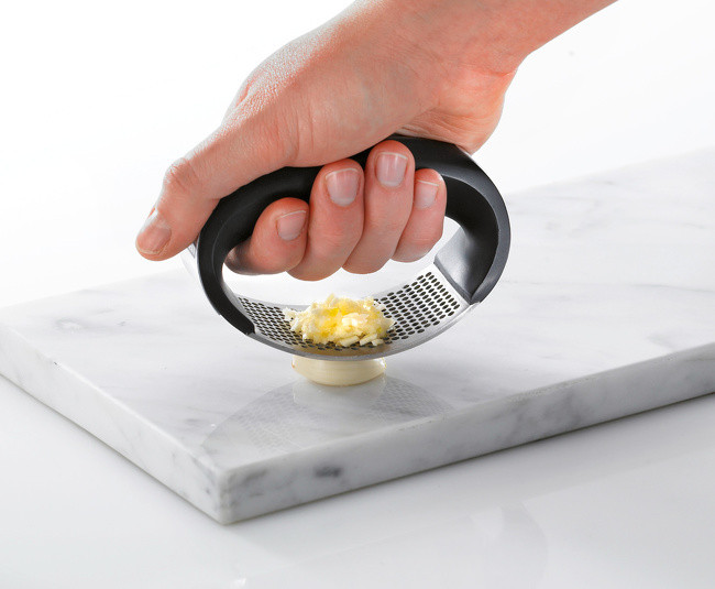 Đây có lẽ là dụng cụ bào tỏi hữu hiệu nhất dành cho các bà nội trợ