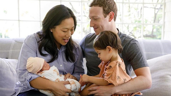 Mark Zuckerberg bên vợ con 