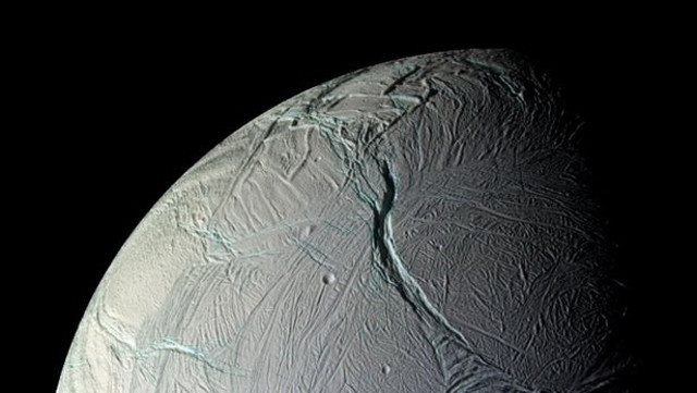 Vi khuẩn trên Trái đất sống dễ dàng trên Mặt trăng Enceladus